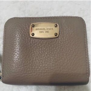 ♦️♦️Michael Kors Zippy Pebble Leather Wallet